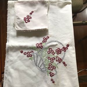 Vintage embroidered cotton tablecloth & napkin set